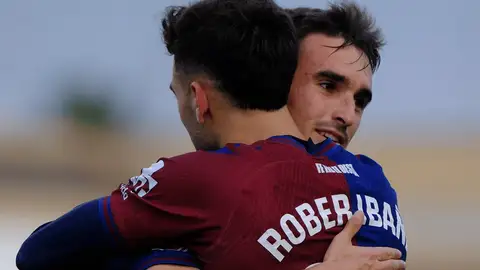 Rober Ibáñez y David Ruiz se abrazan tras un gol del Eldense ante el Atlético Sanluqueño. Rober Ibáñez y David Ruiz se abrazan tras un gol del Eldense ante el Atlético Sanluqueño.