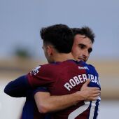 Rober Ibáñez y David Ruiz se abrazan tras un gol del Eldense ante el Atlético Sanluqueño.