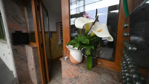 Portal del edificio de Pedreña donde se ha cometido el asesinato machista con unas flores Portal del edificio de Pedreña donde se ha cometido el asesinato machista con unas flores