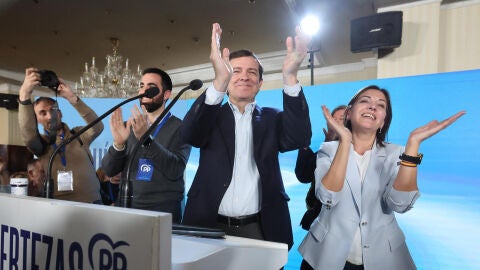 El candidato del PP a la presidencia de Castilla y Le&oacute;n Alfonso Fern&aacute;ndez Ma&ntilde;ueco celebra los resultados electorales tras los comicios castellanoleoneses