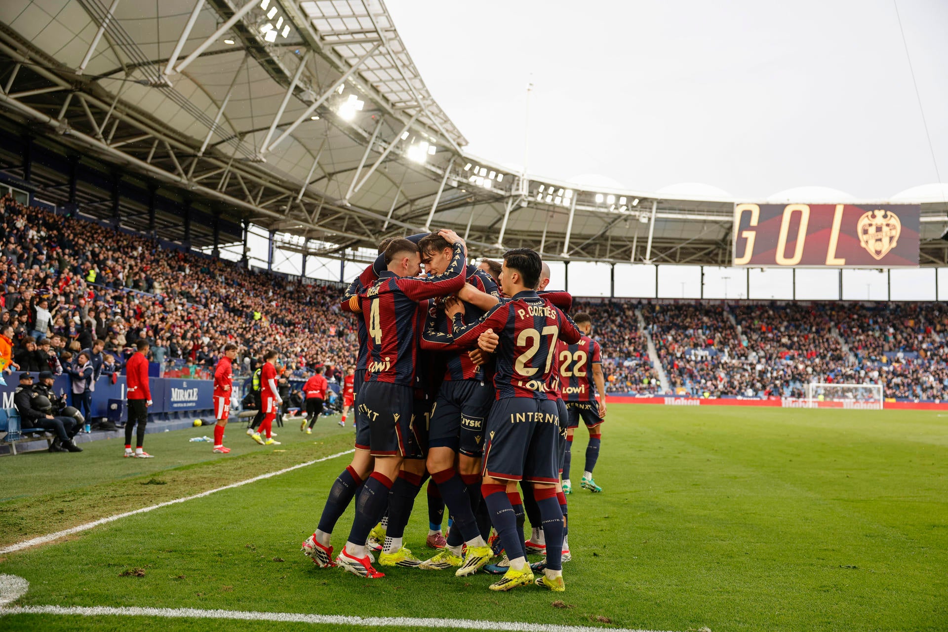 El Levante UD necesita ganar al Rayo para mantener viva la llama de la permanencia: así llega el conjunto granota El Levante UD necesita ganar al Rayo para mantener viva la llama de la permanencia: así llega el conjunto granota