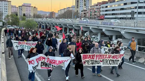 Els docents tallen carreteres i accessos a Barcelona en la primera jornada de vaga educativa Els docents tallen carreteres i accessos a Barcelona en la primera jornada de vaga educativa