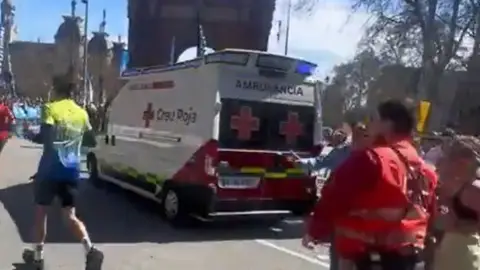El momento en el que la ambulancia entra en el recorrido del Maratón de Barcelona El momento en el que la ambulancia entra en el recorrido del Maratón de Barcelona