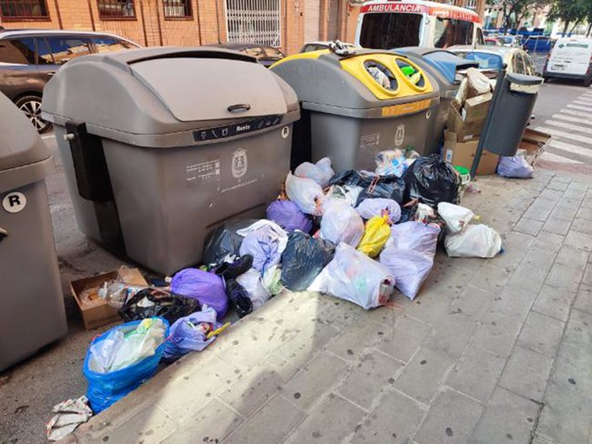 Alicante Limpia reclama una transformación radical en la limpieza y la gestión de la basura durante las fiestas de las Hogueras de San Juan Alicante Limpia reclama una transformación radical en la limpieza y la gestión de la basura durante las fiestas de las Hogueras de San Juan