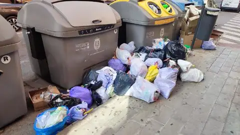 Contenedores desbordados por la basura durante unas fiestas de Hogueras Contenedores desbordados por la basura durante unas fiestas de Hogueras
