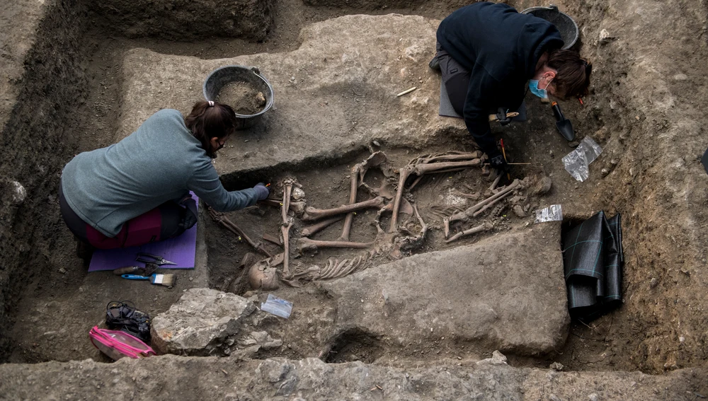 Hallazgo en una fosa común en España, uno de los países con más fosas comunes documentadas de Europa occidental. Hallazgo en una fosa común en España, uno de los países con más fosas comunes documentadas de Europa occidental.