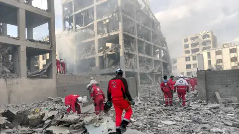 Miembros de los equipos de rescate de la Media Luna Roja iraní trabajan en el lugar de un edificio dañado por un ataque aéreo de Estados Unidos e Israel en la plaza Resalat. Miembros de los equipos de rescate de la Media Luna Roja iraní trabajan en el lugar de un edificio dañado por un ataque aéreo de Estados Unidos e Israel en la plaza Resalat.