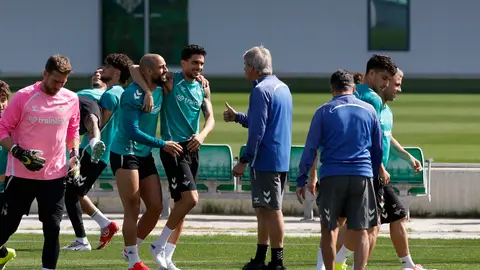 Manuel Pellegrini habla con Marc Bartra y Amrabat en el entrenamiento. Manuel Pellegrini habla con Marc Bartra y Amrabat en el entrenamiento.
