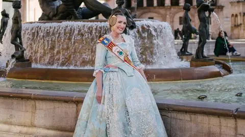 La norteamericana Marissa Lynn Feiten, Fallera Mayor 2026 de la falla Els Somnis de València, en la plaza de la Virgen de la ciudad. La norteamericana Marissa Lynn Feiten, Fallera Mayor 2026 de la falla Els Somnis de València, en la plaza de la Virgen de la ciudad.