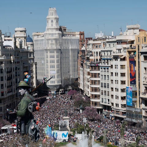 Ambiente en València después de la mascletá. 