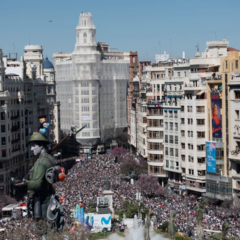Ambiente en València después de la mascletá.