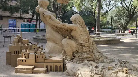 La falla 'No olvidar la dana' plantada por el Centro de Voluntariado La Cantina. La falla 'No olvidar la dana' plantada por el Centro de Voluntariado La Cantina.