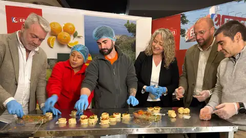 Alfredo Herraez, director de Eroski Baleares, haciendo Panades Alfredo Herraez, director de Eroski Baleares, haciendo Panades