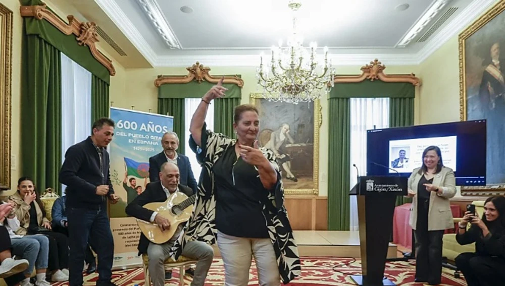 Adela Gabarri en el salón de recepciones del Ayuntamiento de Gijón Adela Gabarri en el salón de recepciones del Ayuntamiento de Gijón