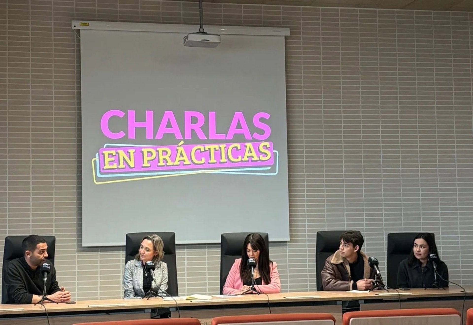 El proyecto en formato pódcast 'Charlas en Prácticas' acerca la experiencia laboral al alumnado de la UEx El proyecto en formato pódcast 'Charlas en Prácticas' acerca la experiencia laboral al alumnado de la UEx
