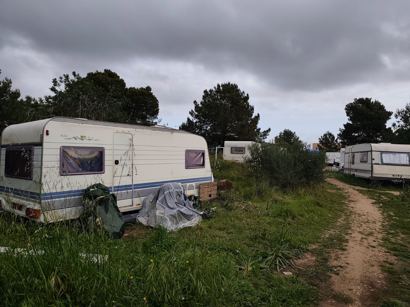El drama de 80 trabajadores esenciales para la isla que viven en un asentamiento ilegal de Ibiza El drama de 80 trabajadores esenciales para la isla que viven en un asentamiento ilegal de Ibiza