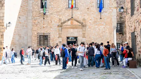 La Diputación de Cáceres recibe a estudiantes participantes en la Ruta de la Memoria Histórica organizada por AMECECA La Diputación de Cáceres recibe a estudiantes participantes en la Ruta de la Memoria Histórica organizada por AMECECA
