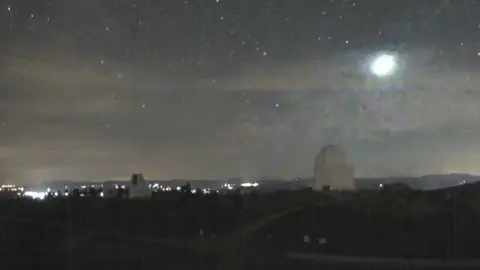 Bola de fuego captada por las cámaras exteriores del observatorio astronómico de Calar Alto, en Gérgal (Almería) Bola de fuego captada por las cámaras exteriores del observatorio astronómico de Calar Alto, en Gérgal (Almería)