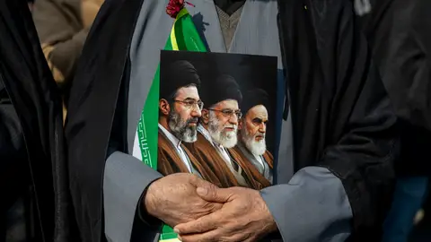 Un iraní porta un imagen de varios líderes del régimen ayatolá muertos durante la guerra. Del jefe de Seguridad al ministro de Inteligencia, los líderes de Irán que Israel y EEUU han matado: qué se sabe de Jamenei