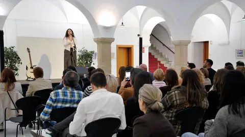 Selene Cidoncha emociona con su arte a la Asamblea de Extremadura Selene Cidoncha emociona con su arte a la Asamblea de Extremadura