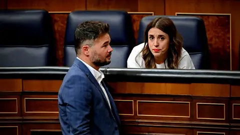 Imagen de la exministra de Igualdad Irene Montero (d) y el portavoz de ERC en el Congreso, Gabriel Rufián (i), durante un pleno del Congreso en septiembre de 2022. Imagen de la exministra de Igualdad Irene Montero (d) y el portavoz de ERC en el Congreso, Gabriel Rufián (i), durante un pleno del Congreso en septiembre de 2022./ EFE/ Fernando Villar