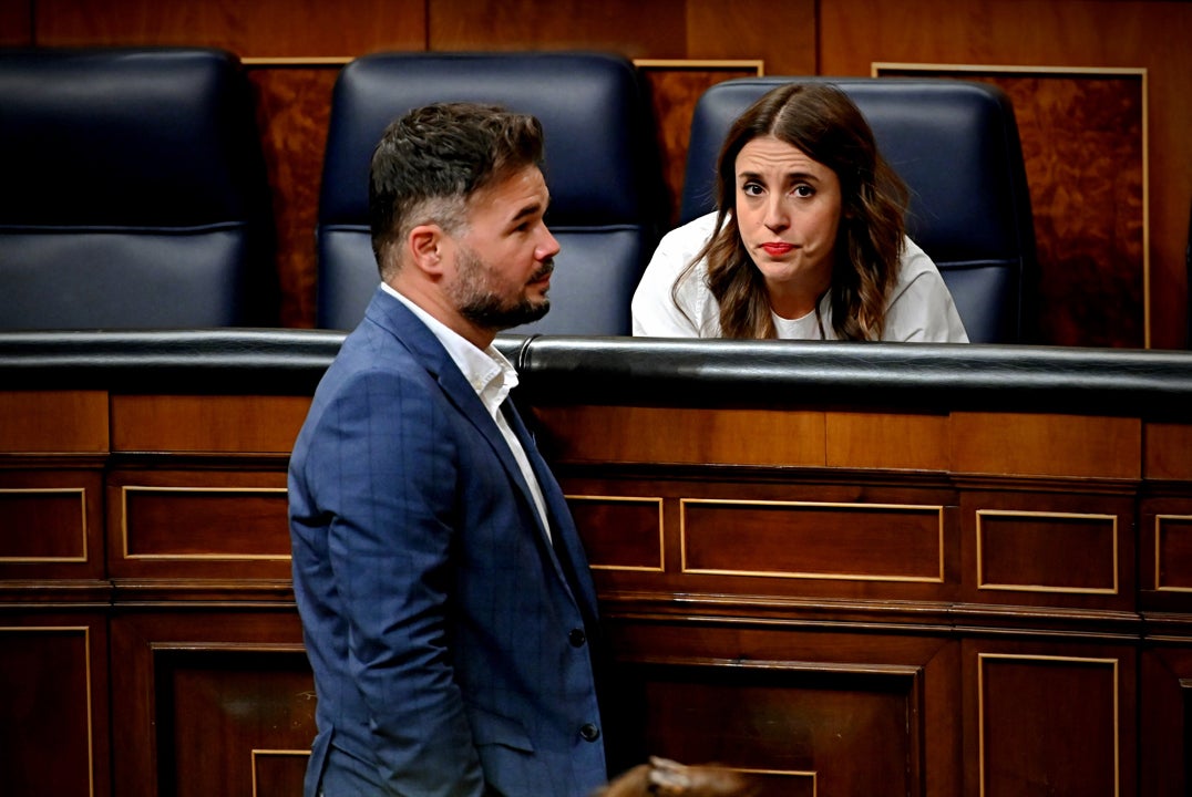 Imagen de la exministra de Igualdad Irene Montero (d) y el portavoz de ERC en el Congreso, Gabriel Rufián (i), durante un pleno del Congreso en septiembre de 2022. Imagen de la exministra de Igualdad Irene Montero (d) y el portavoz de ERC en el Congreso, Gabriel Rufián (i), durante un pleno del Congreso en septiembre de 2022.