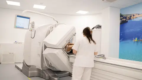 El SPECT-CT revoluciona la cardiología usando la imagen nuclear para salvar corazones sin bisturí El SPECT-CT revoluciona la cardiología usando la imagen nuclear para salvar corazones sin bisturí