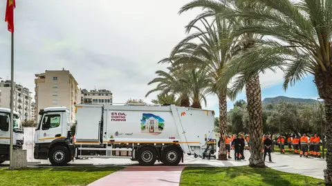El alcalde de Elda Rubén Alfaro en uno de los vehículos de la nueva contrata de basura. El alcalde de Elda Rubén Alfaro en uno de los vehículos de la nueva contrata de basura.