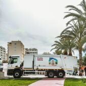 El alcalde de Elda Rubén Alfaro en uno de los vehículos de la nueva contrata de basura.