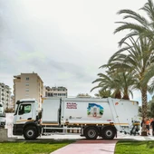 El alcalde de Elda Rubén Alfaro en uno de los vehículos de la nueva contrata de basura. El alcalde de Elda Rubén Alfaro en uno de los vehículos de la nueva contrata de basura.