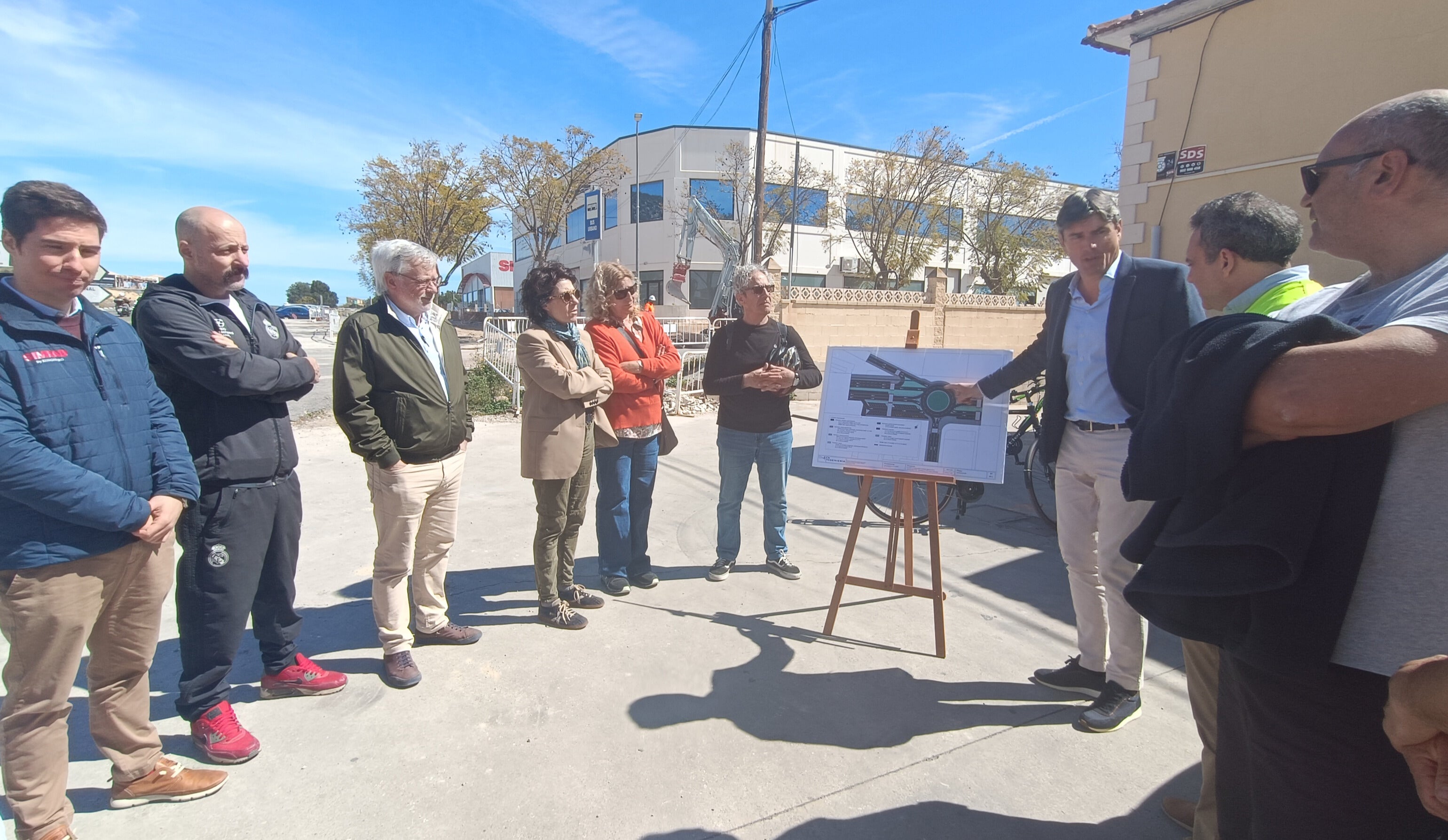 Vecinos y empresarios de Villajoyosa conocen el proyecto de la nueva rotonda del PP 33 Vecinos y empresarios de Villajoyosa conocen el proyecto de la nueva rotonda del PP 33