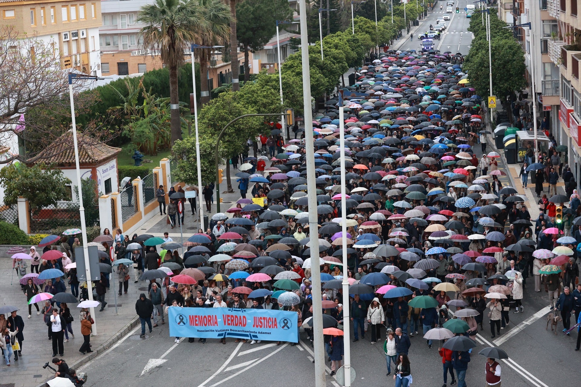 Miles de personas se manifiestan en Huelva exigiendo "justicia ya" por Adamuz: "No merecemos un final así" Miles de personas se manifiestan en Huelva exigiendo "justicia ya" por Adamuz: "No merecemos un final así"