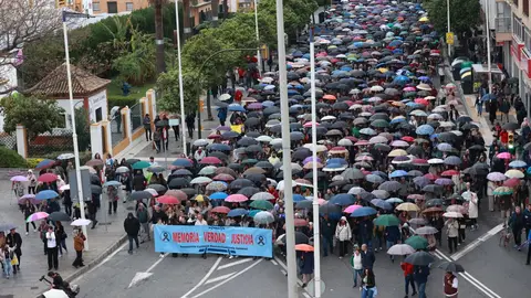 Miles de personas se manifiestan en Huelva exigiendo "justicia ya" por Adamuz: "No merecemos un final así" Miles de personas se manifiestan en Huelva exigiendo "justicia ya" por Adamuz: "No merecemos un final así"