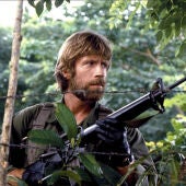El actor Chuck Norris en la película 'Desaparecido en combate' 1984 dirigida por Joseph Zito.