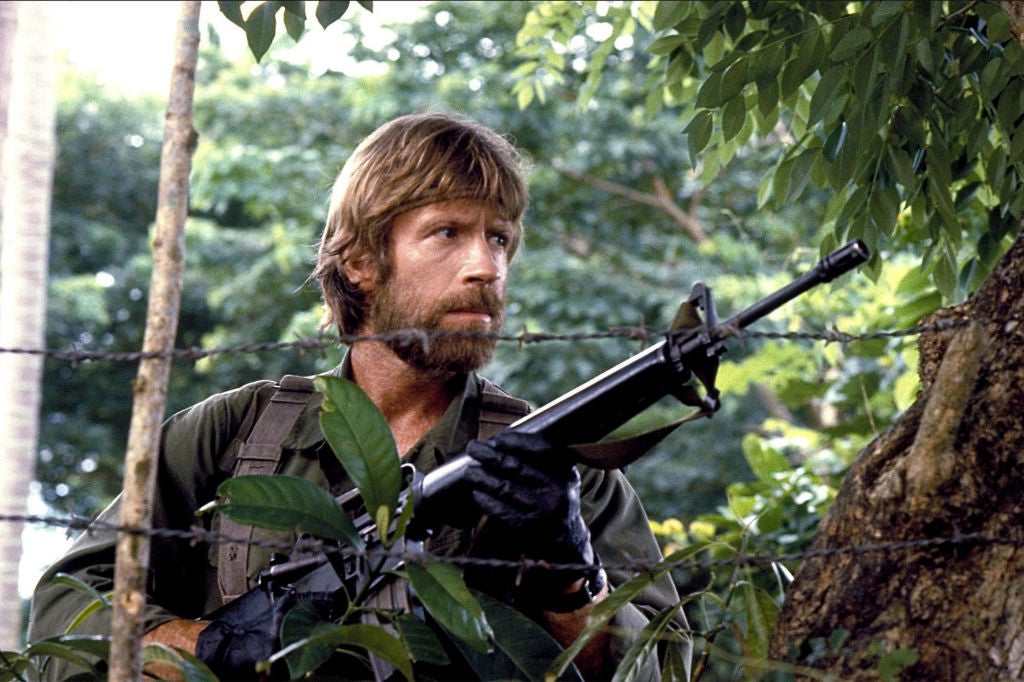 El actor Chuck Norris en la película 'Desaparecido en combate' 1984 dirigida por Joseph Zito. El actor Chuck Norris en la película 'Desaparecido en combate' 1984 dirigida por Joseph Zito.