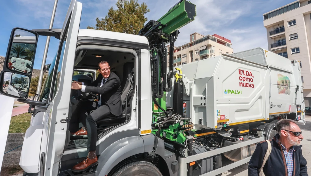 El alcalde de Elda Rubén Alfaro en uno de los vehículos de la nueva contrata de basura. El alcalde de Elda Rubén Alfaro en uno de los vehículos de la nueva contrata de basura.