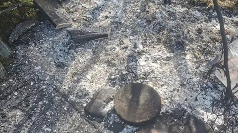 Una imagen de la colonia de Casines que ha sido arrasada por el fuego Una imagen de la colonia de Casines que ha sido arrasada por el fuego
