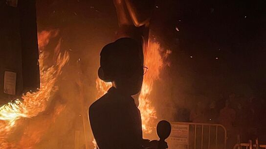 El ninot de Alsina ardiendo en las Fallas