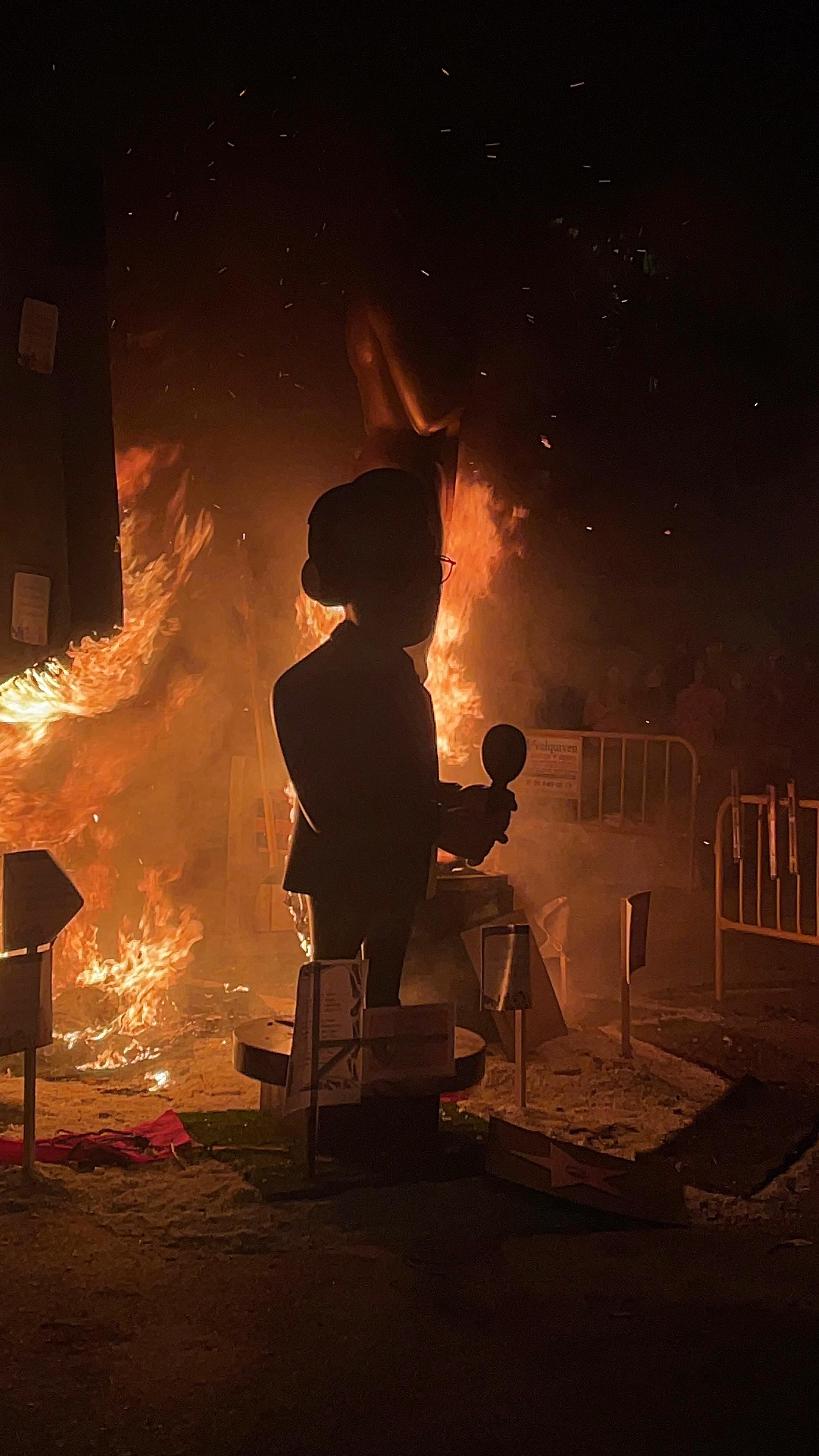 El ninot de Alsina ardiendo en las Fallas El ninot de Alsina ardiendo en las Fallas