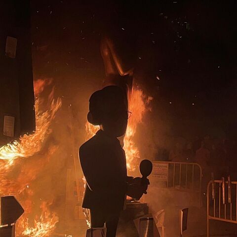El ninot de Alsina ardiendo en las Fallas