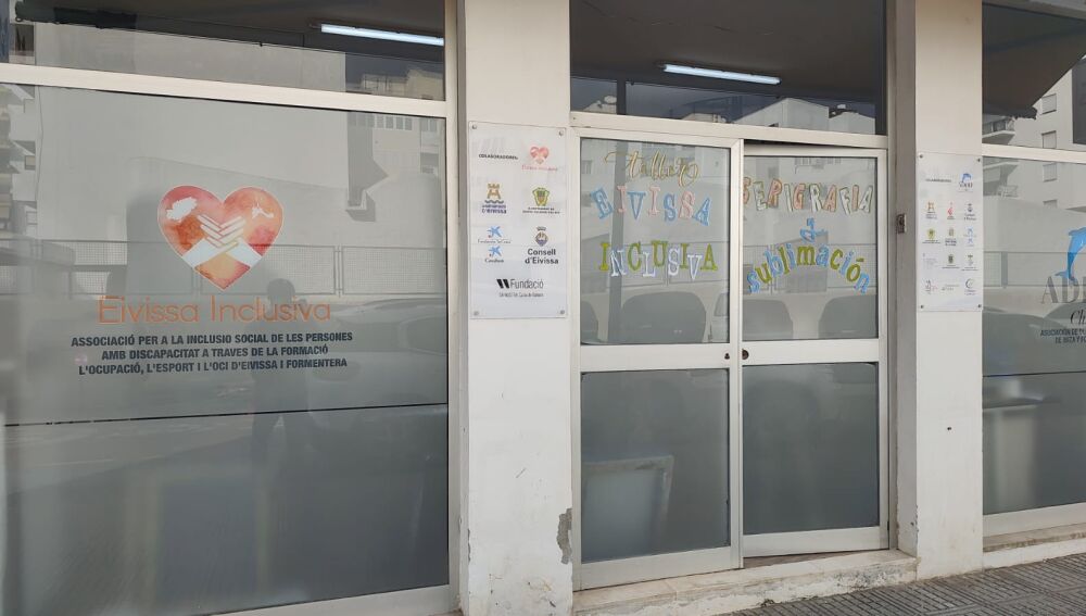 Fachada del taller de impresión de Eivissa Inclusiva, junto al Mercat Nou de Ibiza