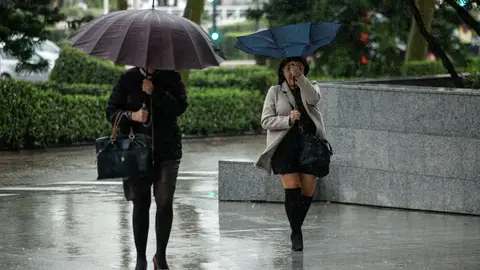 Varias personas con paraguas en València, en una de las jornadas de lluvia de este mes de marzo. Varias personas con paraguas en València, en una de las jornadas de lluvia de este mes de marzo.