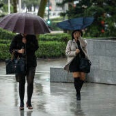 Varias personas con paraguas en València, en una de las jornadas de lluvia de este mes de marzo. 