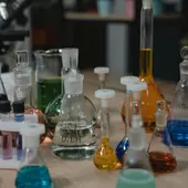 Física y Química también son protagonistas en los talleres que imparte el MUDIC en las aulas de secundaria de Callosa de Segura Física y Química también son protagonistas en los talleres que imparte el MUDIC en las aulas de secundaria de Callosa de Segura