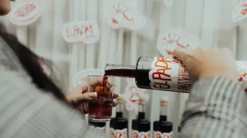 “El Padre”, el nuevo vermú artesanal de Castellón, se presenta con una cata en Barriga. “El Padre”, el nuevo vermú artesanal de Castellón, se presenta con una cata en Barriga.