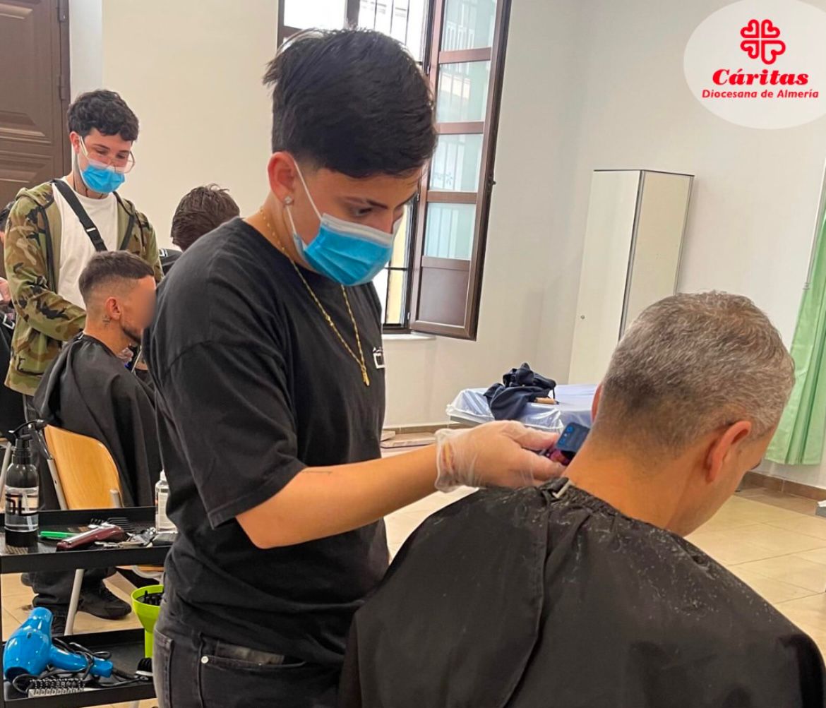 Cáritas Almería y De La Calle Education impulsan un servicio de peluquería e higiene para personas sin techo Cáritas Almería y De La Calle Education impulsan un servicio de peluquería e higiene para personas sin techo
