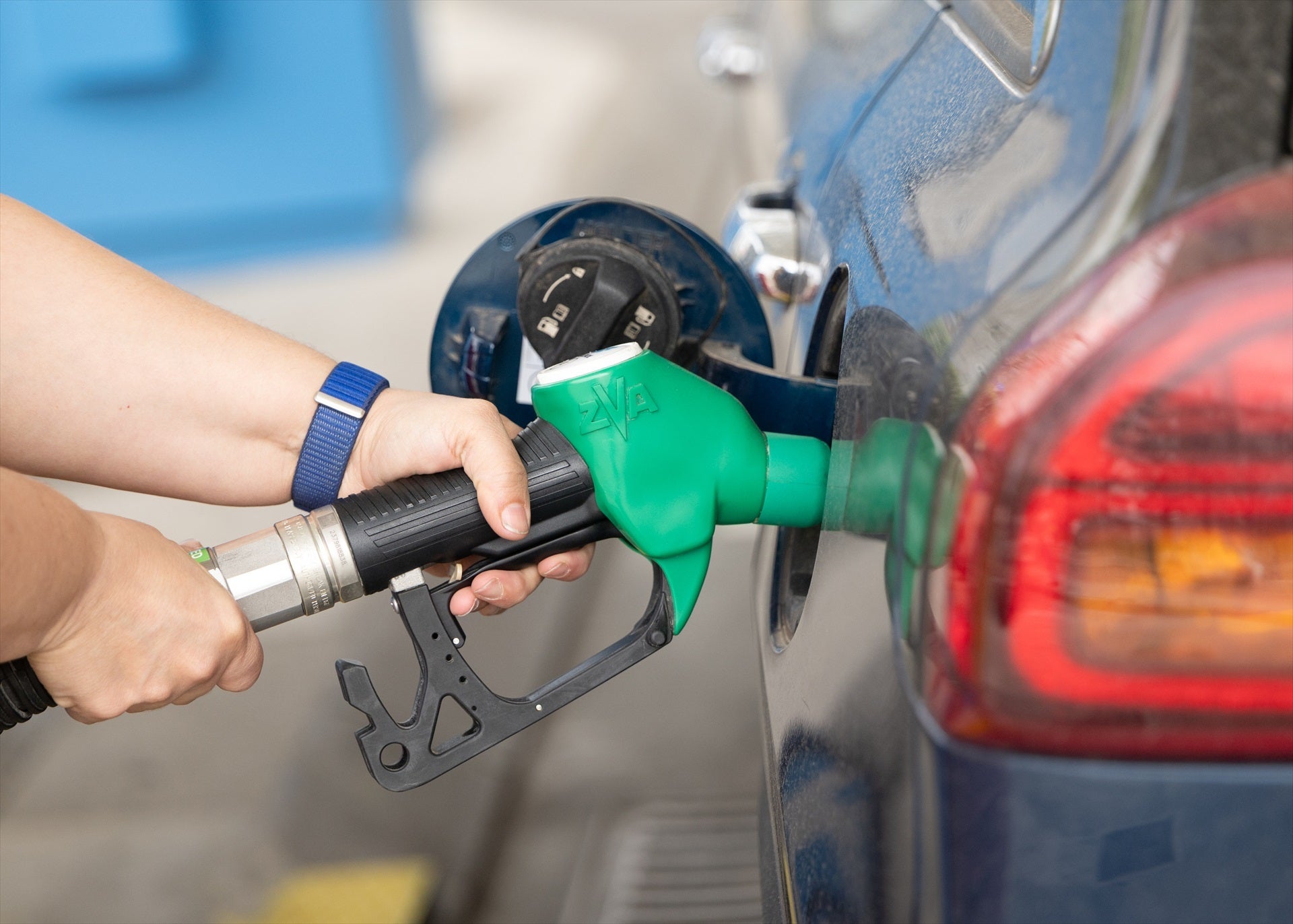 Repostaje en una gasolinera en una imagen de archivo. Repostaje en una gasolinera en una imagen de archivo.