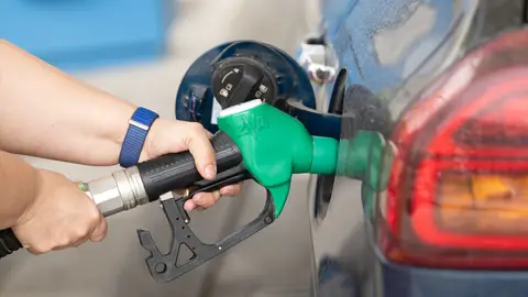 Repostaje en una gasolinera en una imagen de archivo. Repostaje en una gasolinera en una imagen de archivo.