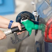 Repostaje en una gasolinera en una imagen de archivo. Repostaje en una gasolinera en una imagen de archivo.