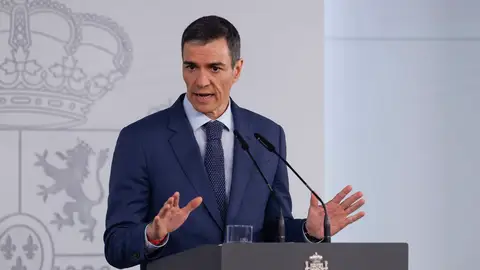 El presidente del Gobierno, Pedro Sánchez, durante su comparecencia este viernes tras finalizar la reunión del Consejo de Ministros extraordinario en la Moncloa. El presidente del Gobierno, Pedro Sánchez, durante su comparecencia este viernes tras finalizar la reunión del Consejo de Ministros extraordinario en la Moncloa. EFE/Javier Lizón